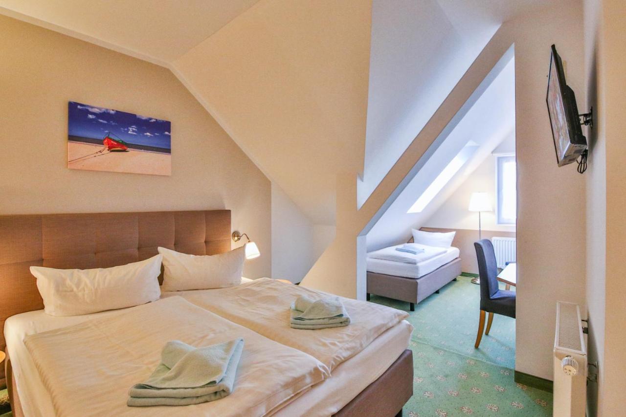 Hotel Und Restaurant "Zur Zwiebel" Peenemünde Esterno foto