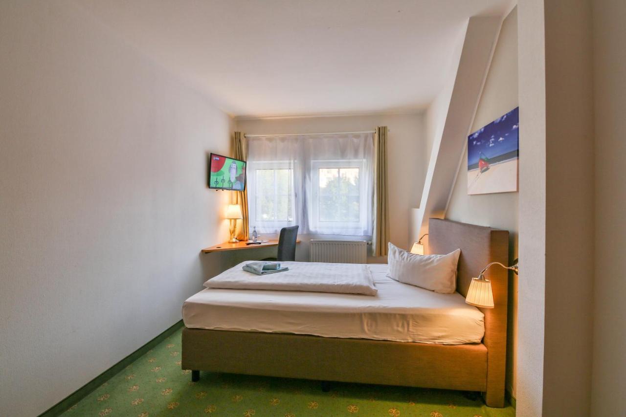 Hotel Und Restaurant "Zur Zwiebel" Peenemünde Esterno foto