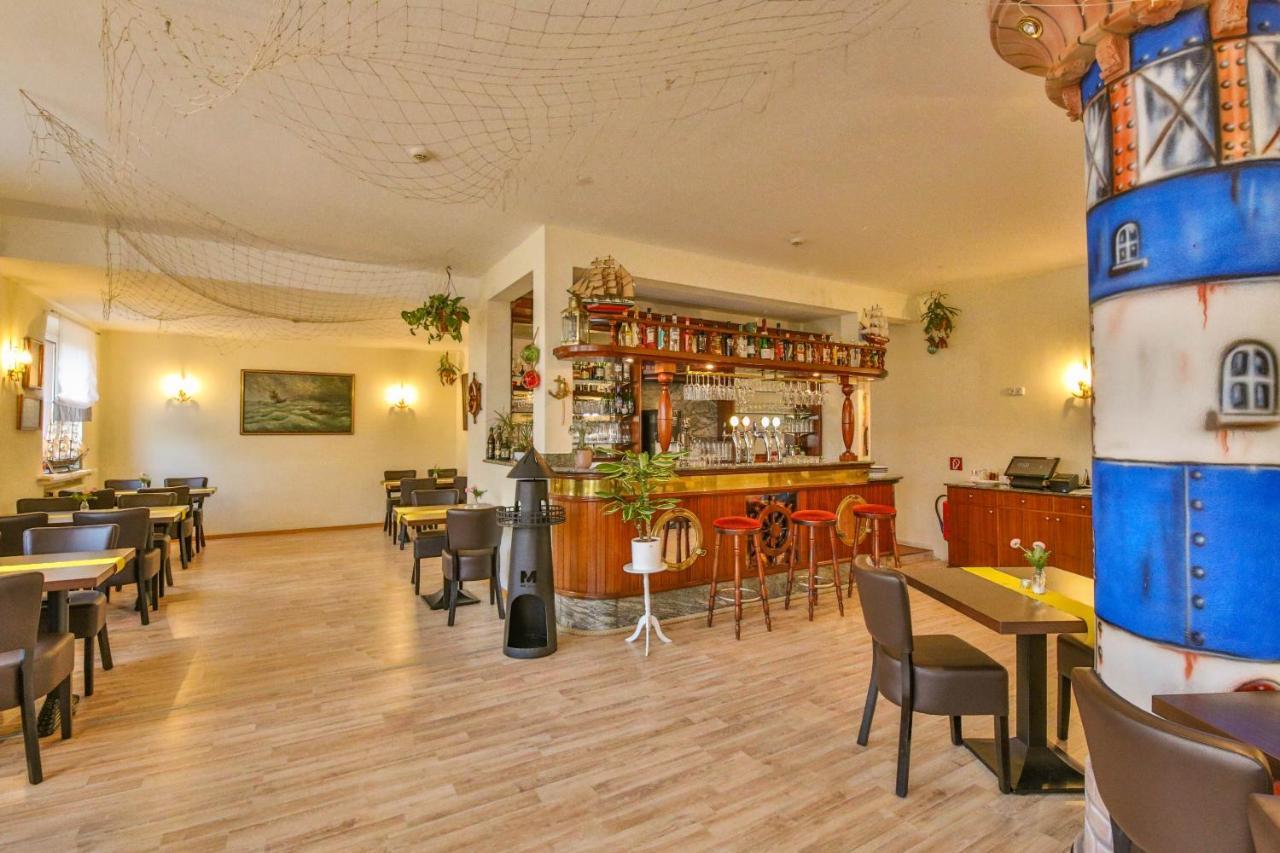 Hotel Und Restaurant "Zur Zwiebel" Peenemünde Esterno foto