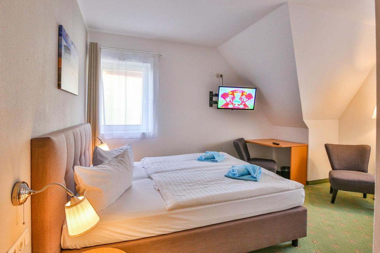 Hotel Und Restaurant "Zur Zwiebel" Peenemünde Esterno foto