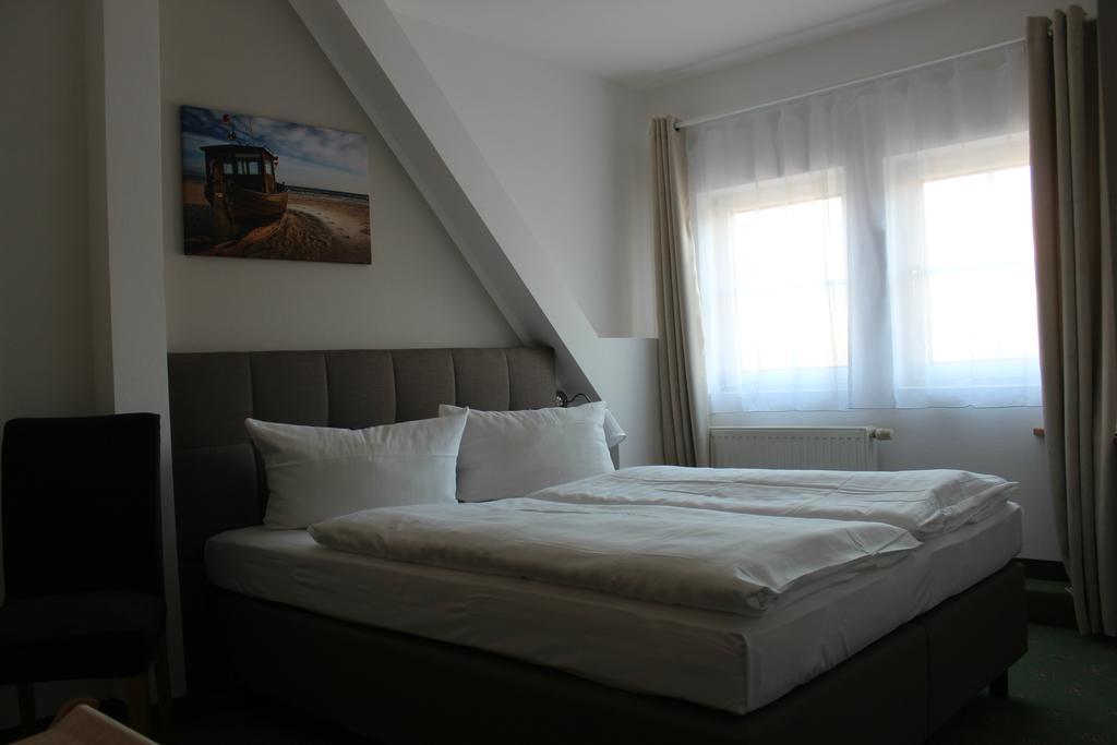 Hotel Und Restaurant "Zur Zwiebel" Peenemünde Esterno foto