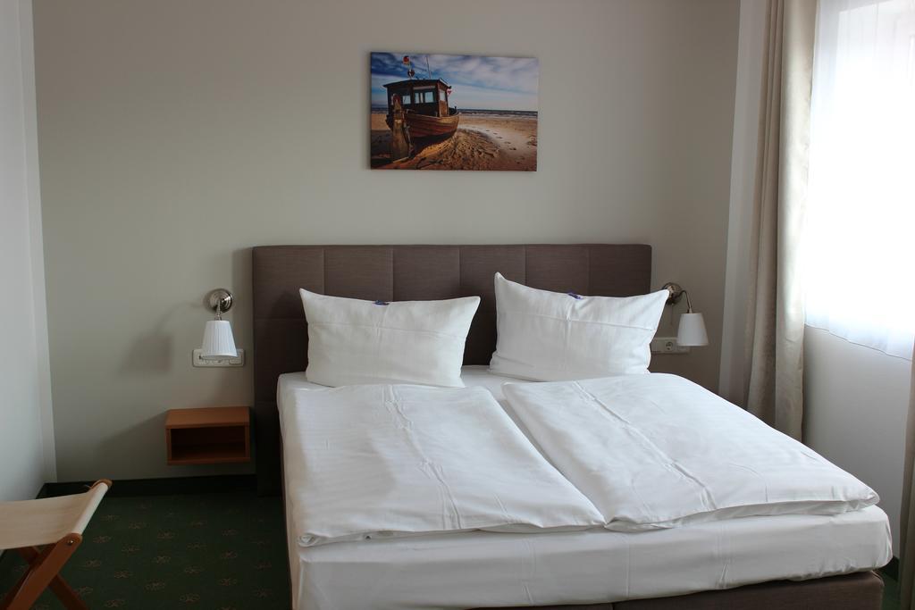 Hotel Und Restaurant "Zur Zwiebel" Peenemünde Esterno foto