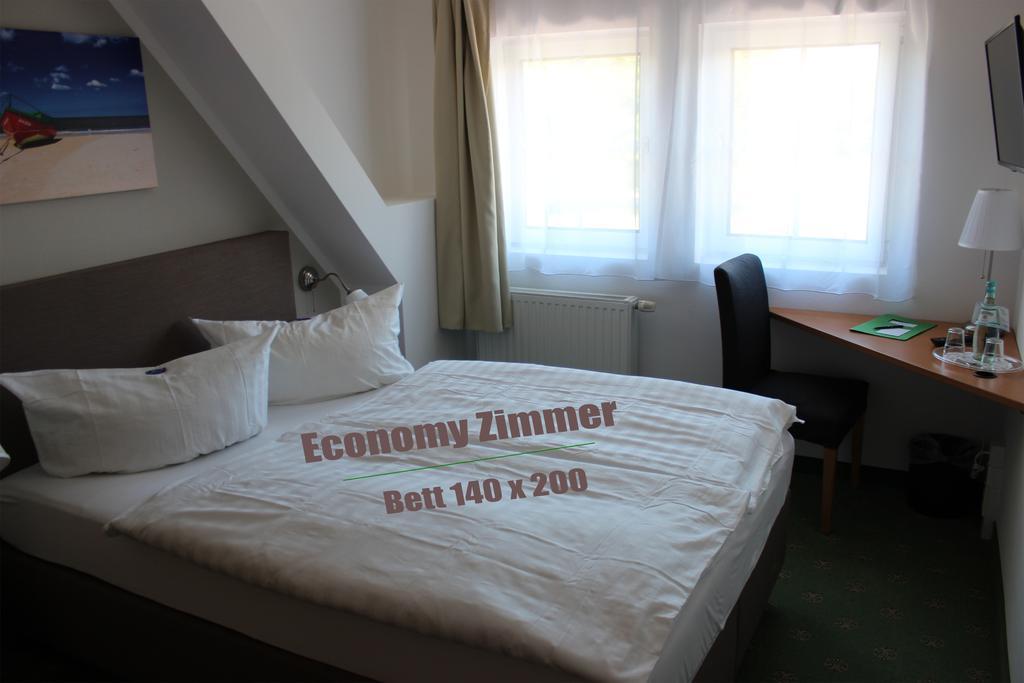 Hotel Und Restaurant "Zur Zwiebel" Peenemünde Esterno foto