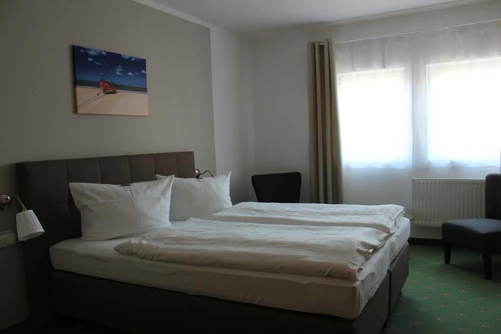 Hotel Und Restaurant "Zur Zwiebel" Peenemünde Esterno foto
